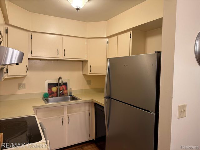 7806 Manor Circle 203, Westland, MI 48185