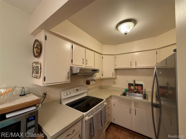 7806 Manor Circle 203, Westland, MI 48185