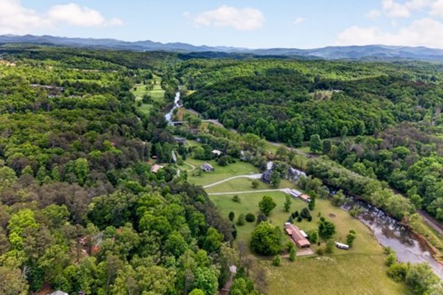 28 Fish Camp Way, Mineral Bluff, GA 30559
