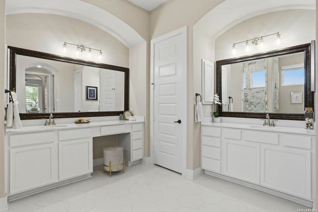 169 Storm Way, Castroville, TX 78009