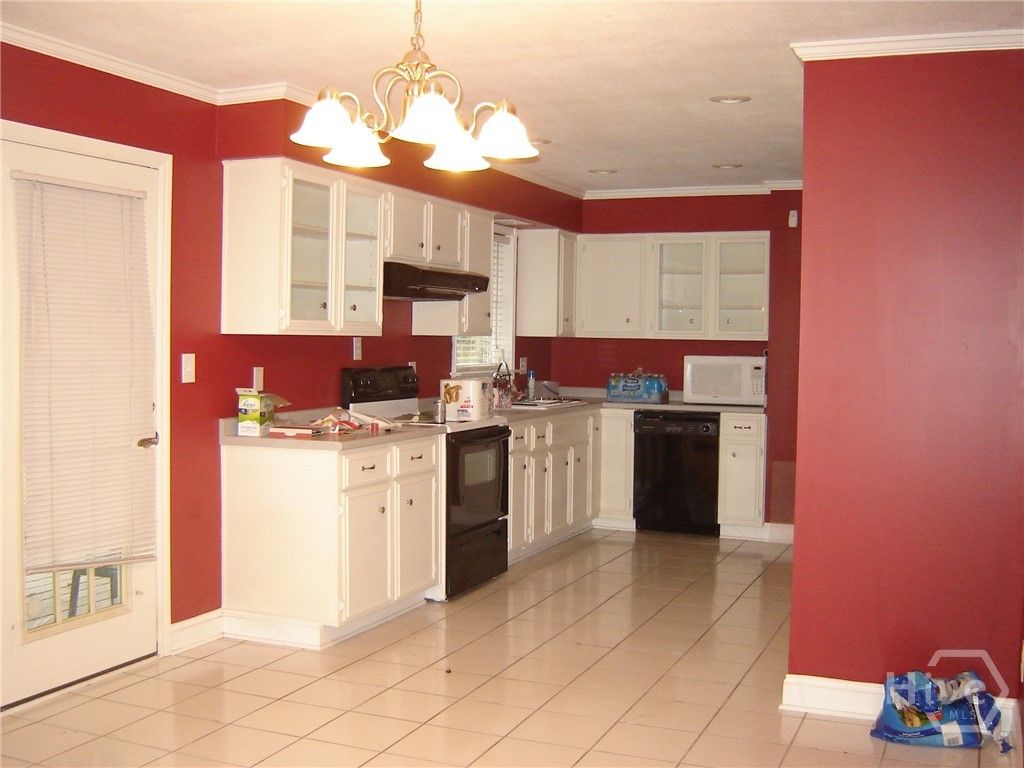 Image 4 of property listing at 633 Valleybrook Road, Savannah, GA 31419