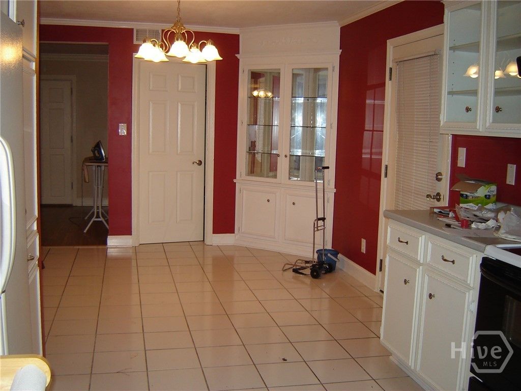 Image 6 of property listing at 633 Valleybrook Road, Savannah, GA 31419