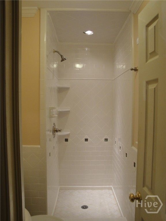 Image 9 of property listing at 633 Valleybrook Road, Savannah, GA 31419