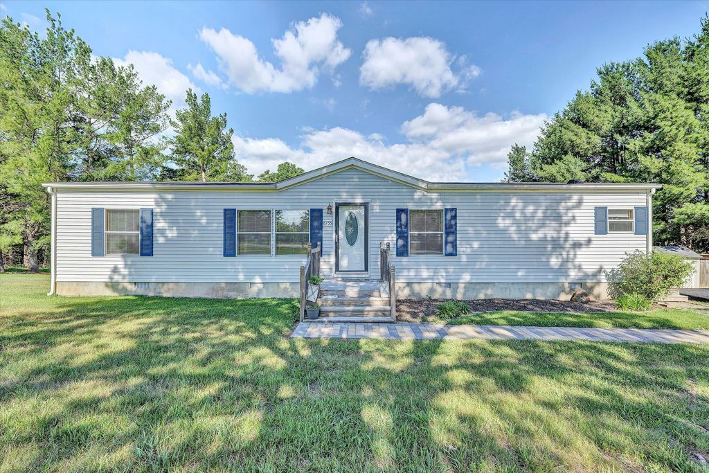 8755 Rocky Ford RD, Moneta, VA 24121
