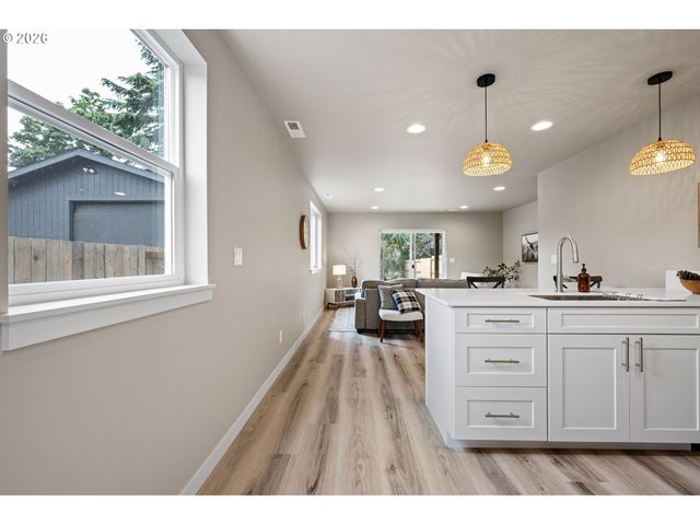 1946 7th St, Springfield, OR 97477