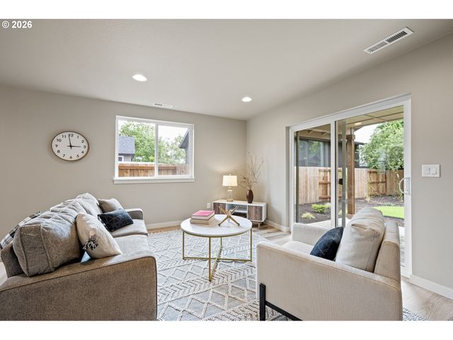 1946 7th St, Springfield, OR 97477