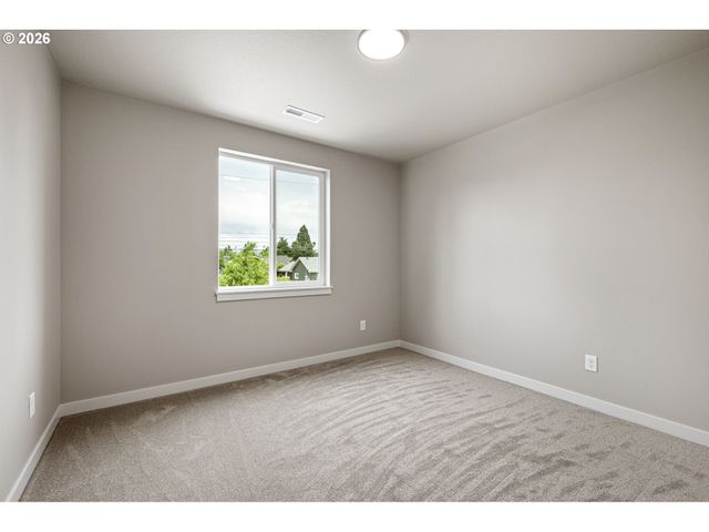 1946 7th St, Springfield, OR 97477