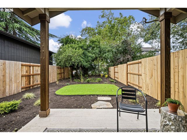 1946 7th St, Springfield, OR 97477