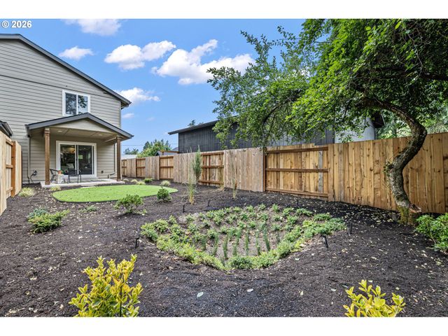 1946 7th St, Springfield, OR 97477