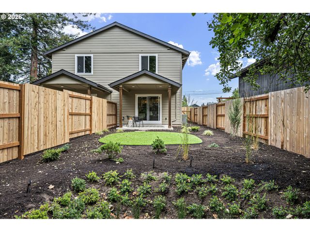 1946 7th St, Springfield, OR 97477