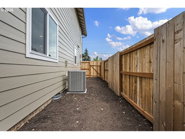 1946 7th St, Springfield, OR 97477