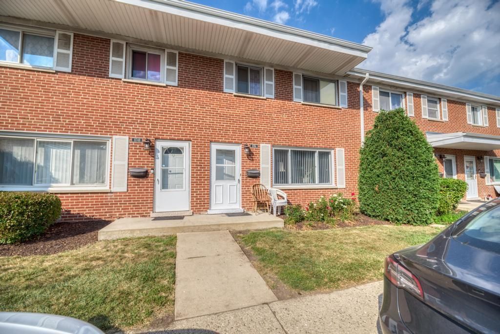 1176 N Boxwood Drive A, Mount Prospect, IL 60056