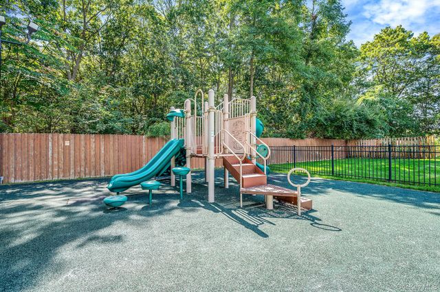 460 Old Town Road 3G, Port Jefferson, NY 11776