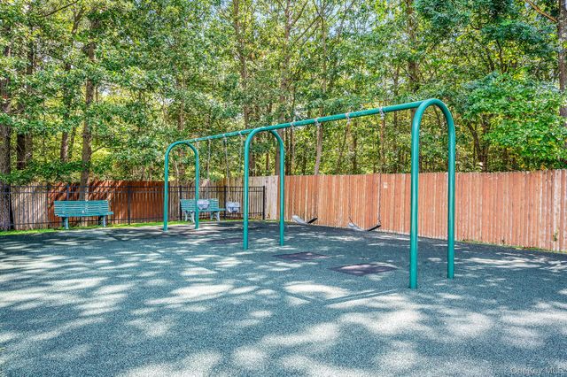 460 Old Town Road 3G, Port Jefferson, NY 11776