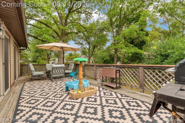 1753 Weymouth Street, West Bloomfield, MI 48324