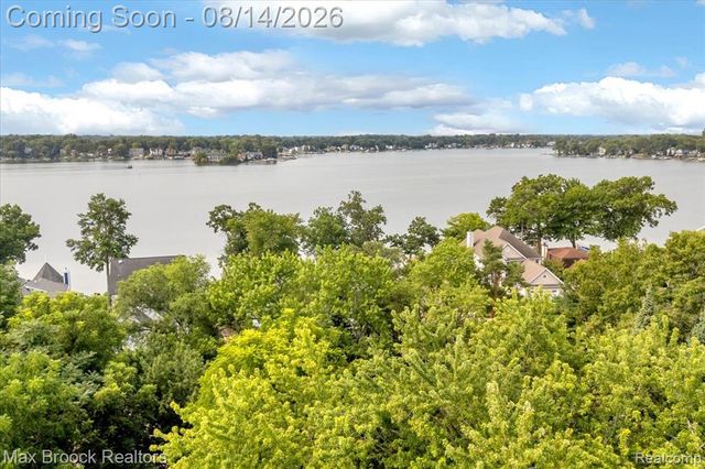 1753 Weymouth Street, West Bloomfield, MI 48324