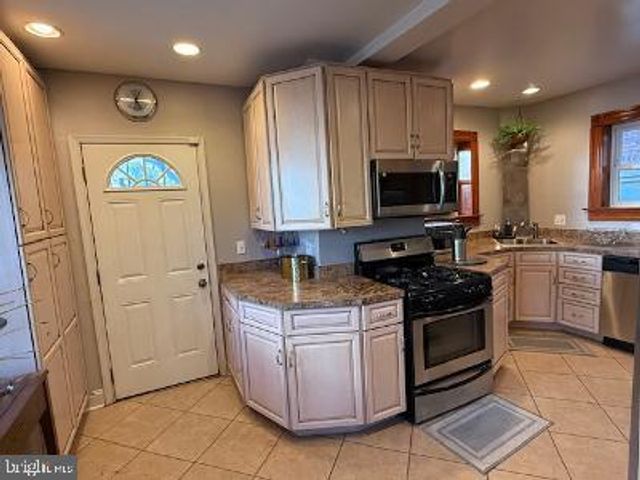 4033 GREENMOUNT AVE, Baltimore, MD 21218