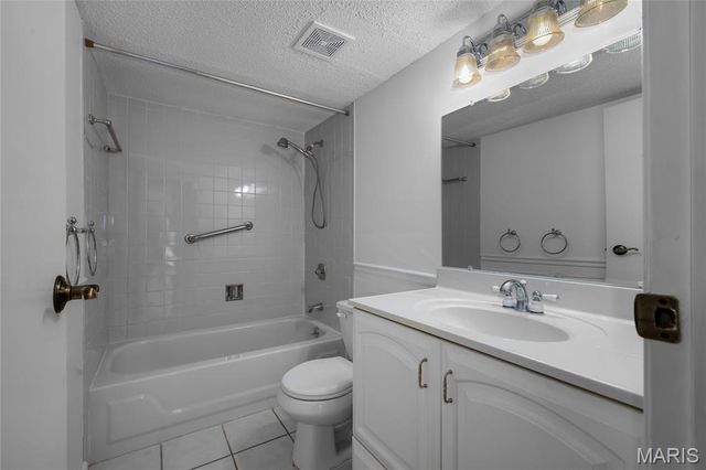572 Coeur De Royale Drive 107, Creve Coeur, MO 63141