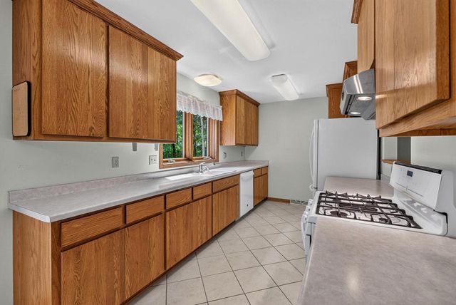 S70W16663 Hedgewood DRIVE, Muskego, WI 53150