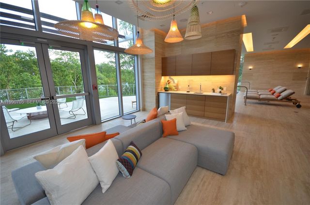 16385 Biscayne Blvd 518, North Miami Beach, FL 33160