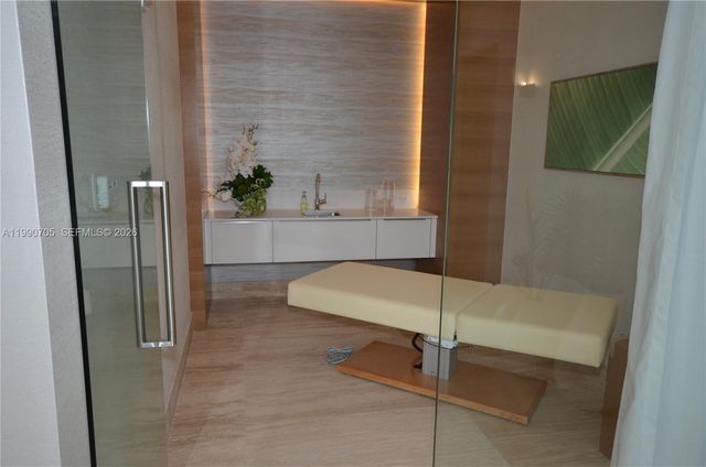 16385 Biscayne Blvd 518, North Miami Beach, FL 33160