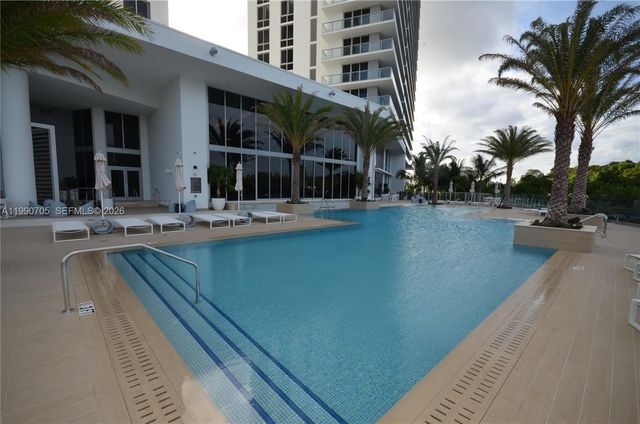 16385 Biscayne Blvd 518, North Miami Beach, FL 33160