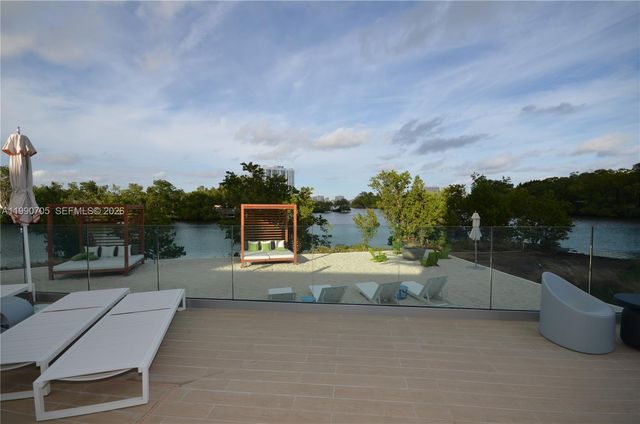 16385 Biscayne Blvd 518, North Miami Beach, FL 33160