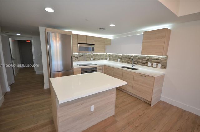 16385 Biscayne Blvd 518, North Miami Beach, FL 33160