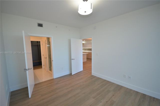 16385 Biscayne Blvd 518, North Miami Beach, FL 33160