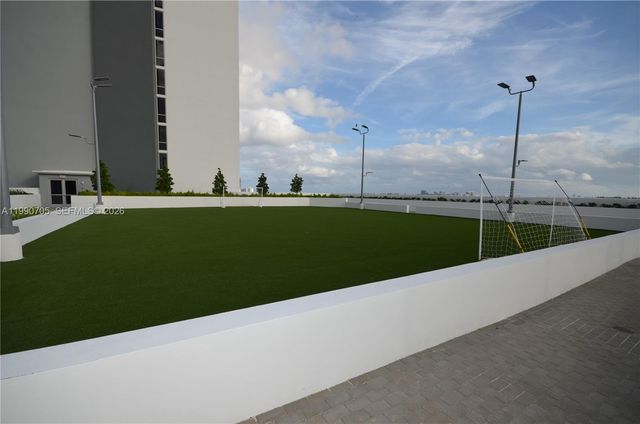 16385 Biscayne Blvd 518, North Miami Beach, FL 33160