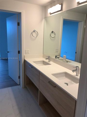 16385 Biscayne Blvd 518, North Miami Beach, FL 33160