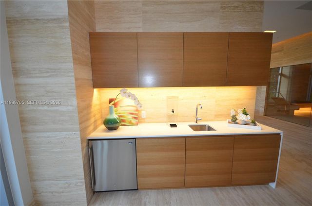 16385 Biscayne Blvd 518, North Miami Beach, FL 33160