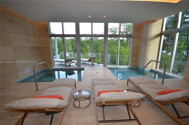 16385 Biscayne Blvd 518, North Miami Beach, FL 33160