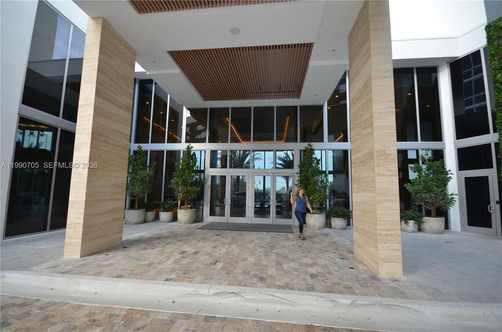 16385 Biscayne Blvd 518, North Miami Beach, FL 33160