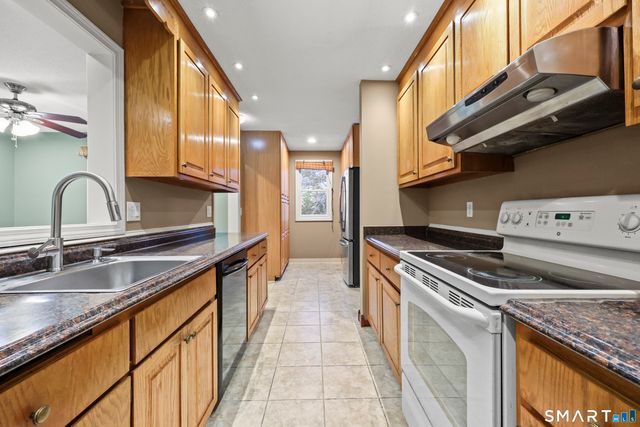 31 Oxford Court, Simsbury, CT 06070