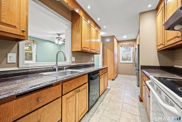 31 Oxford Court, Simsbury, CT 06070