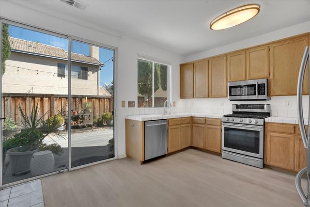 1977 Grove Ct, Tracy, CA 95376