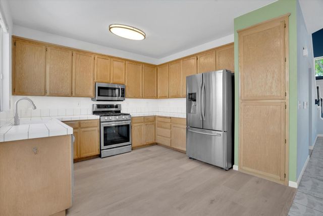 1977 Grove Ct, Tracy, CA 95376