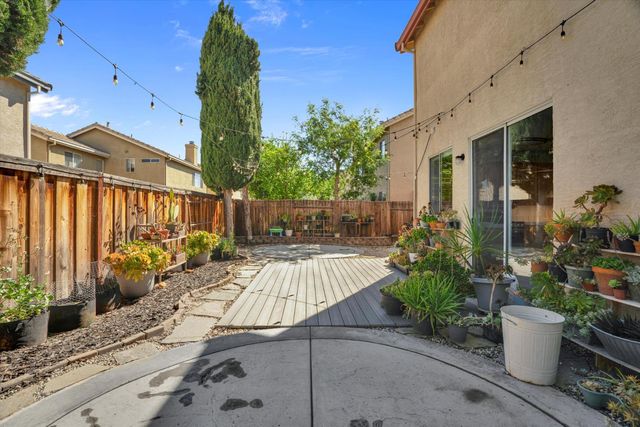 1977 Grove Ct, Tracy, CA 95376