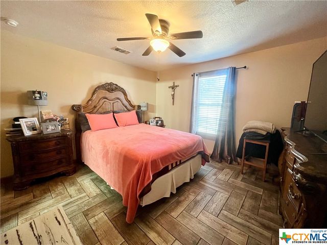 402 Dunn Street, Yoakum, TX 77995