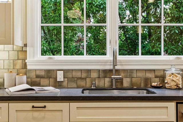 1915 Thousand Oaks Blvd, Berkeley, CA 94707