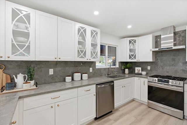 6 Sparrow Ct, Moraga, CA 94556