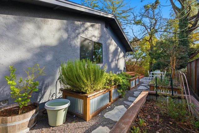 6 Sparrow Ct, Moraga, CA 94556