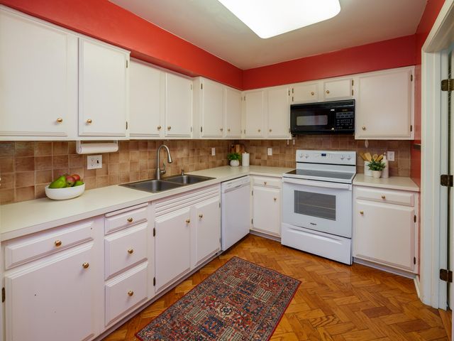4040 Greenleaf Circle 409, Kalamazoo, MI 49008