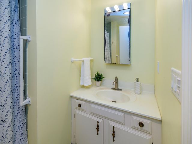 4040 Greenleaf Circle 409, Kalamazoo, MI 49008