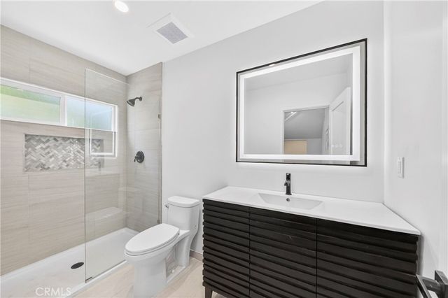 7117 Natick, Van Nuys, CA 91405