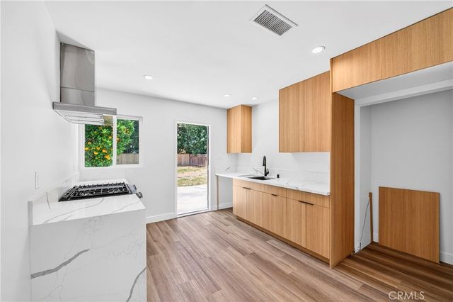 7117 Natick, Van Nuys, CA 91405