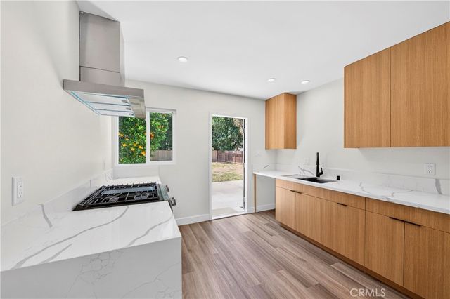 7117 Natick, Van Nuys, CA 91405