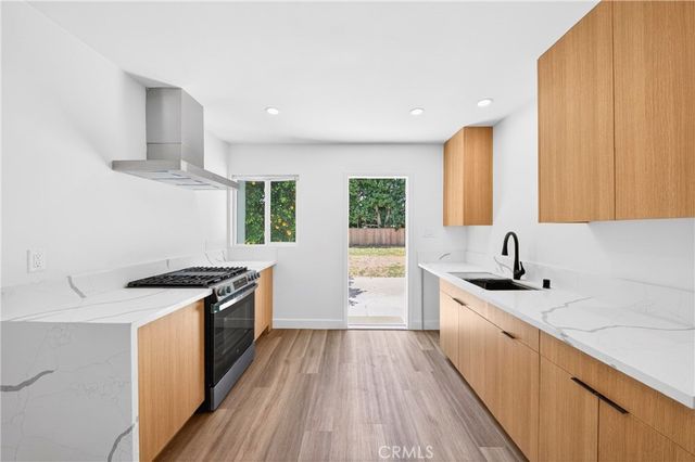 7117 Natick, Van Nuys, CA 91405