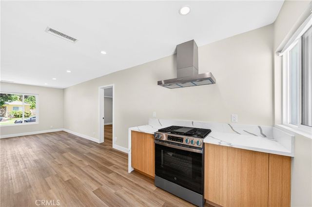 7117 Natick, Van Nuys, CA 91405
